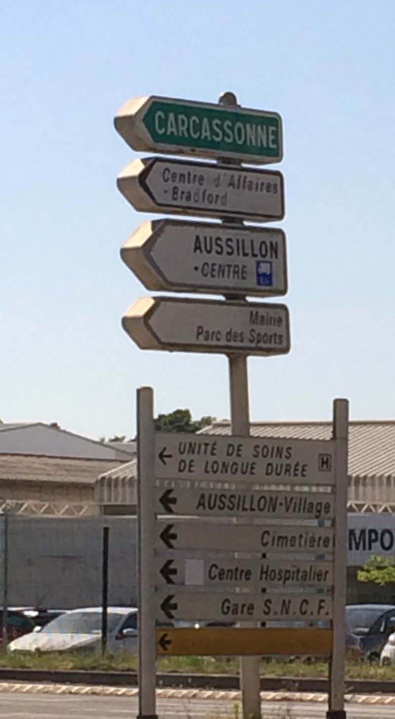 フランス　カルカソンヌへの道路標識