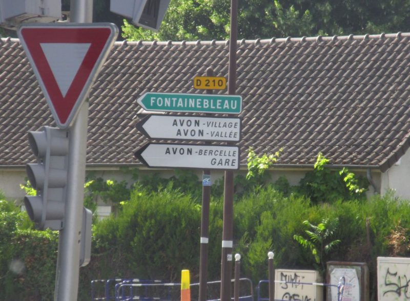 フランス　フォンテーヌブロー方面　道路標識